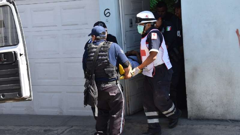 Auxilia policía y Cruz Roja a joven electrocutado en Zacatelco