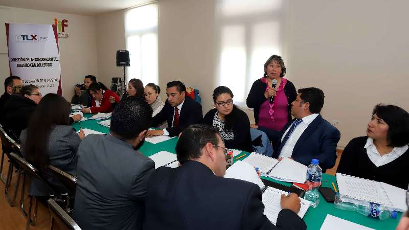 Capacitan a oficiales del registro civil 