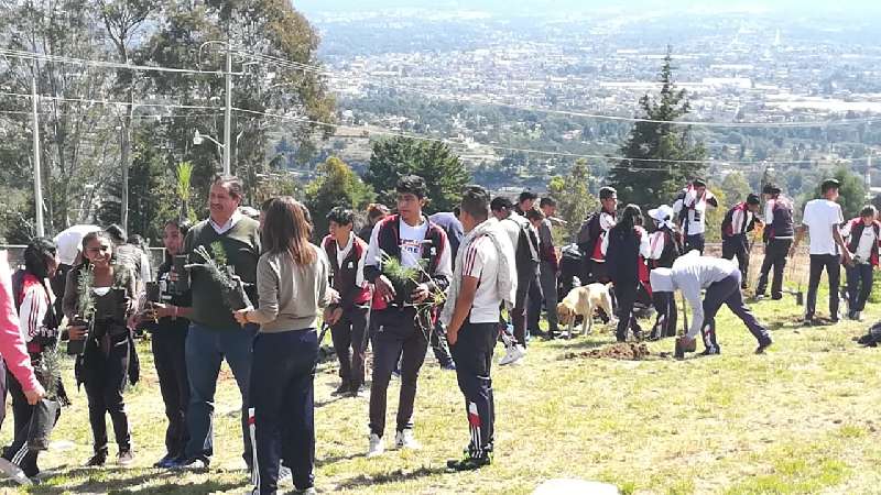 Realizan campaña de reforestación en Cobat 24 de Tizatlán