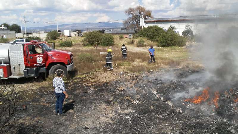 Servicios de emergencia atienden incendio al norte de Huamantla