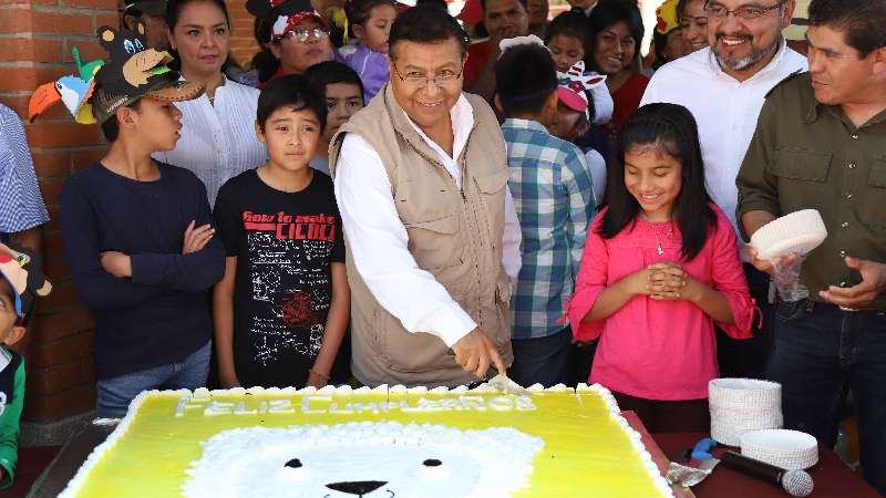 Festeja CGE primer año del león blanco 