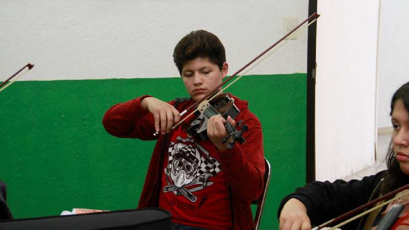 Imparte alcaldía de la capital clases de violín