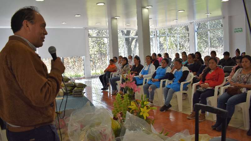 Entrega Tomás Orea despensas a comedores escolares de Zacatelco