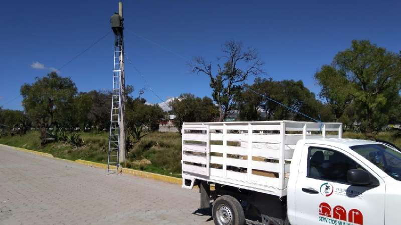 Tequexquitla continúan las estructuras de alumbrado público