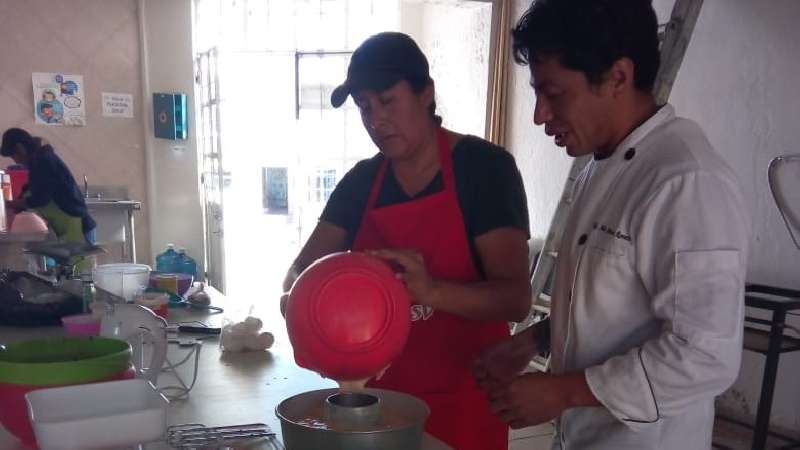 Imparten en Smdif cursos de repostería navideña 