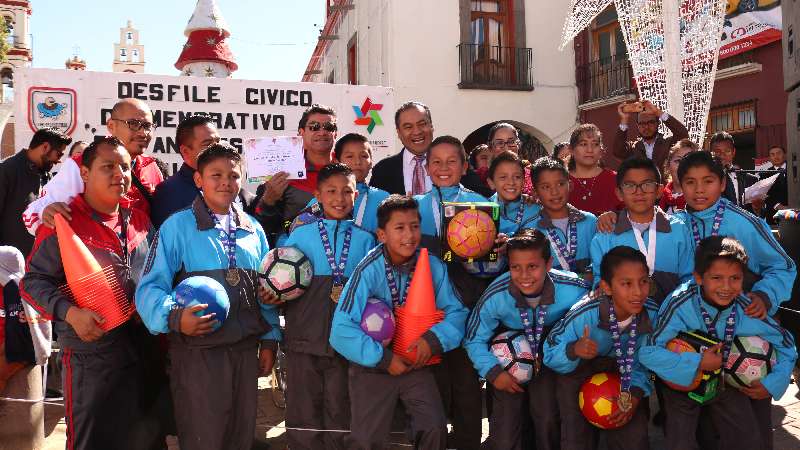 Héctor Domínguez entrega premio municipal del deporte en desfile