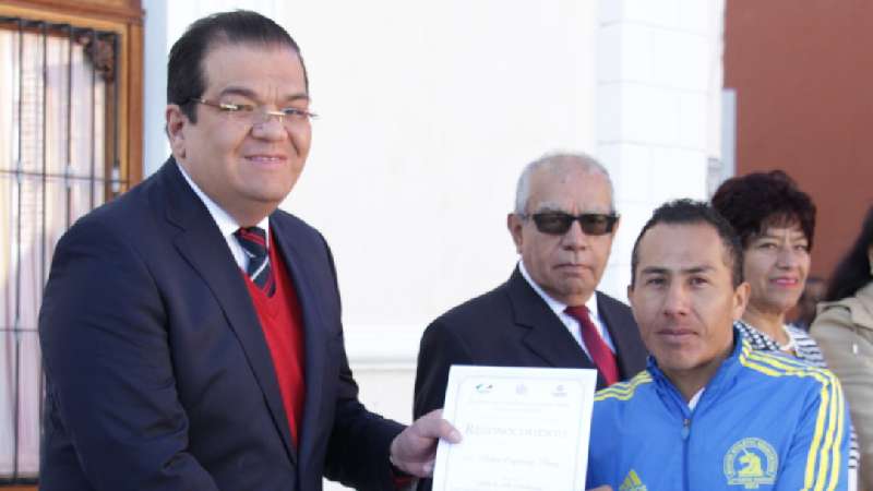 Reconocimientos y apoyos económicos a deportistas de Huamantla