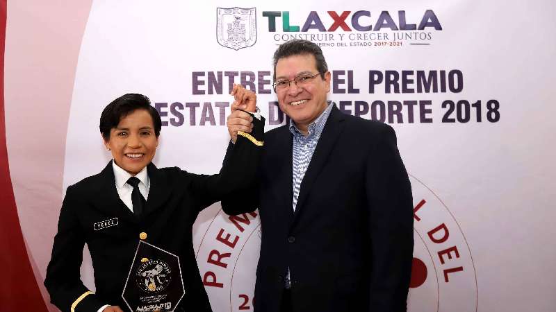 Entrega Marco Mena premio estatal del deporte 2018