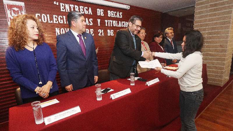 Entregó UAT becas de colegiatura y titulación