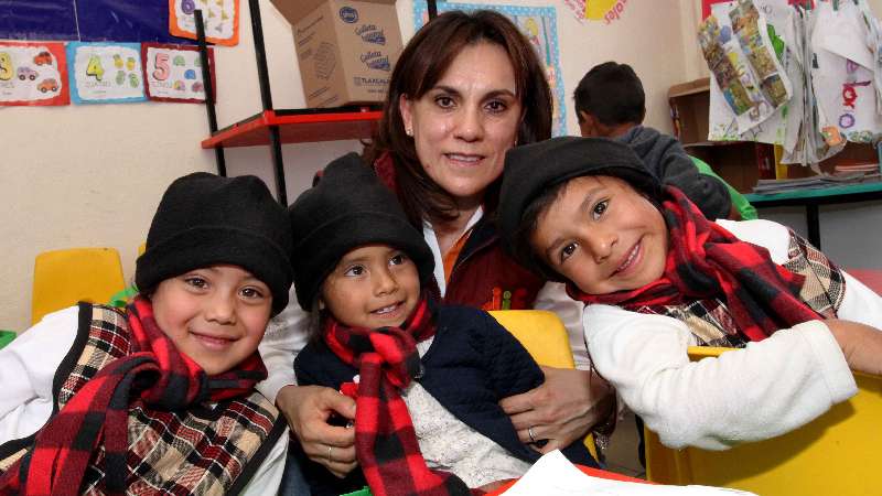 Inicia Sandra Chávez entrega de prendas de invierno a estudiantes