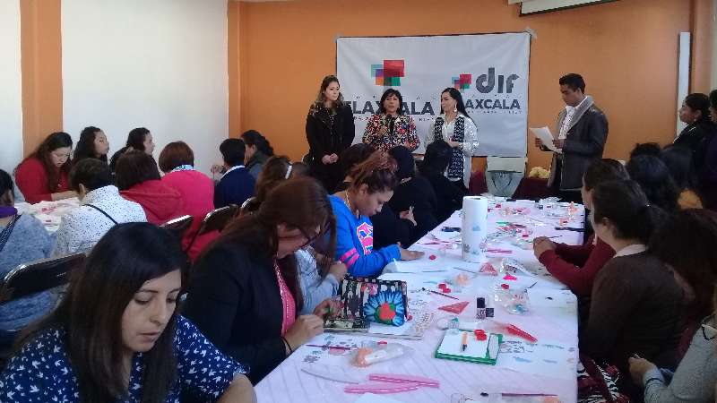 Encabeza Anabell Ávalos apertura del curso aplicación de uñas