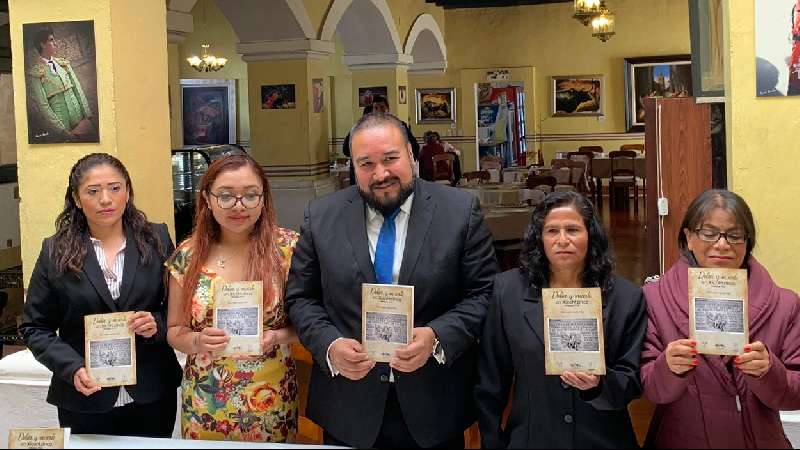 Presentan libro 