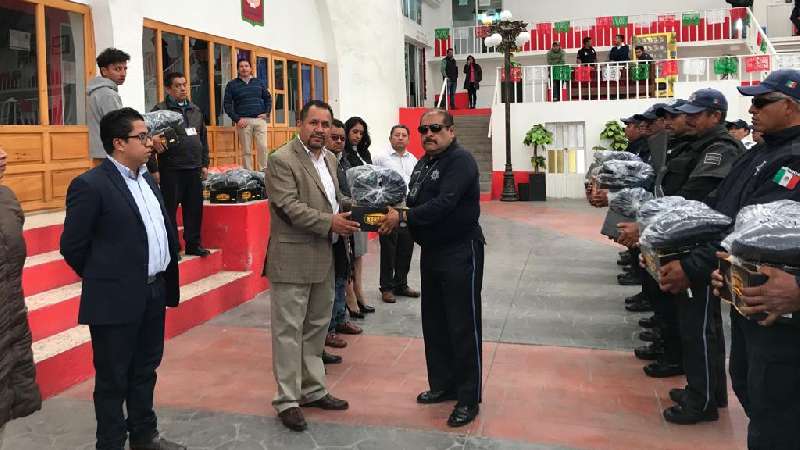 Entrega Parada Matamoros uniformes a policías