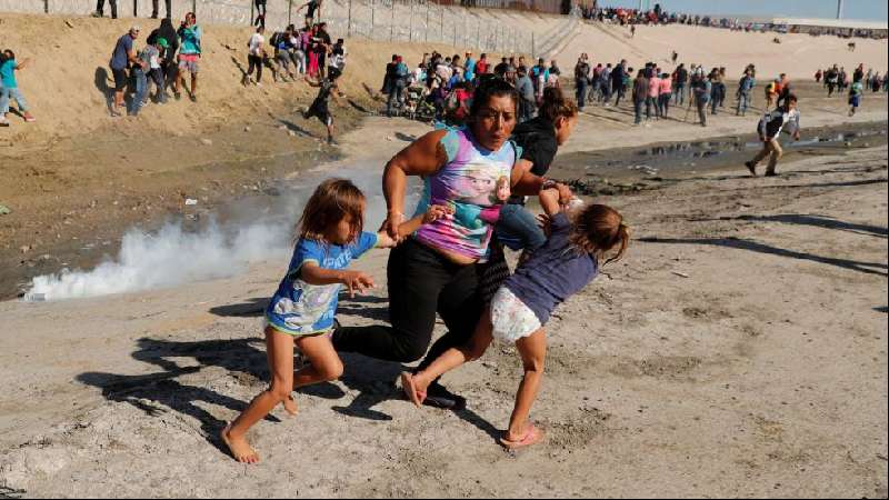 EE UU reprime con gases lacrimógenos y pelotas de goma 