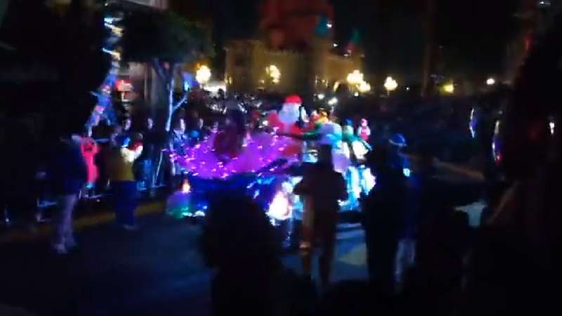 Desfile navideño en la Villa de los Sueños en Chiautempan