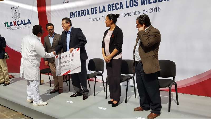 Entregan más de 40 mdp en becas a los mejores mil