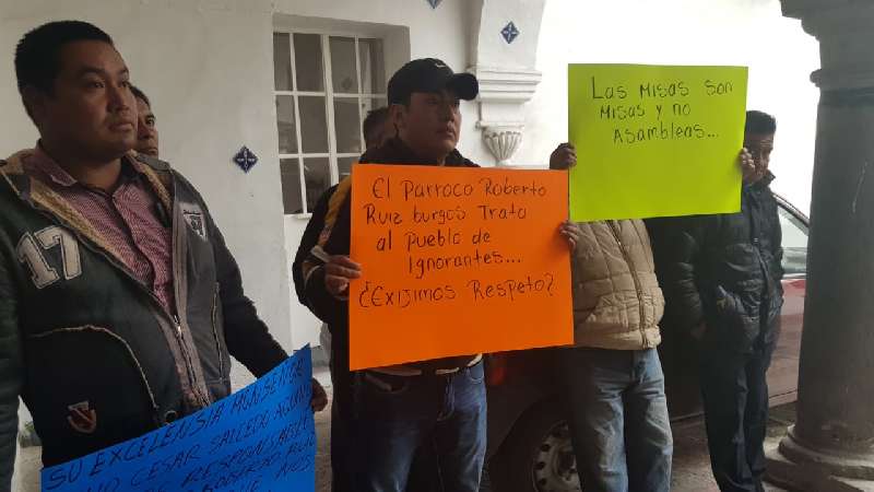 No quieren al párroco en San Pablo del Monte