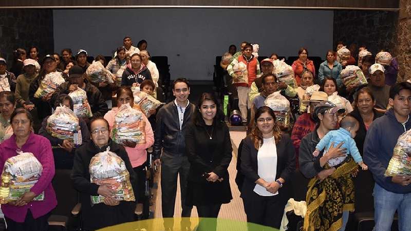 Se fortalecen familias de Zacatelco con programa despensas