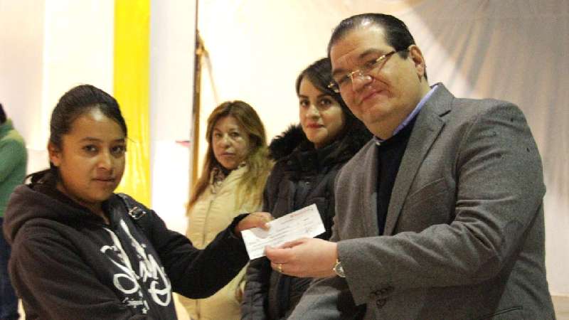 Entrega Presidente de Huamantla cheques del 