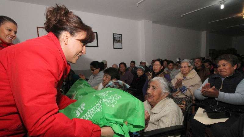 Entrega Sandra Chávez apoyos funcionales en Huamantla y Apizaco