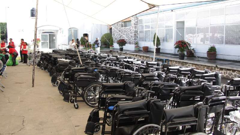 Entregan 13 sillas de ruedas Presidenta del DIF Huamantla