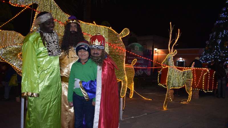 En Ixtacuixtla encienden Árbol de Navidad