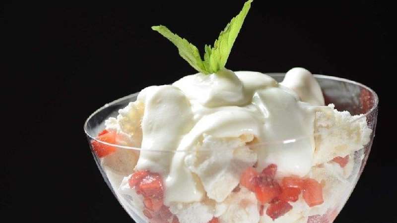 Merengue con crema batida y fresas