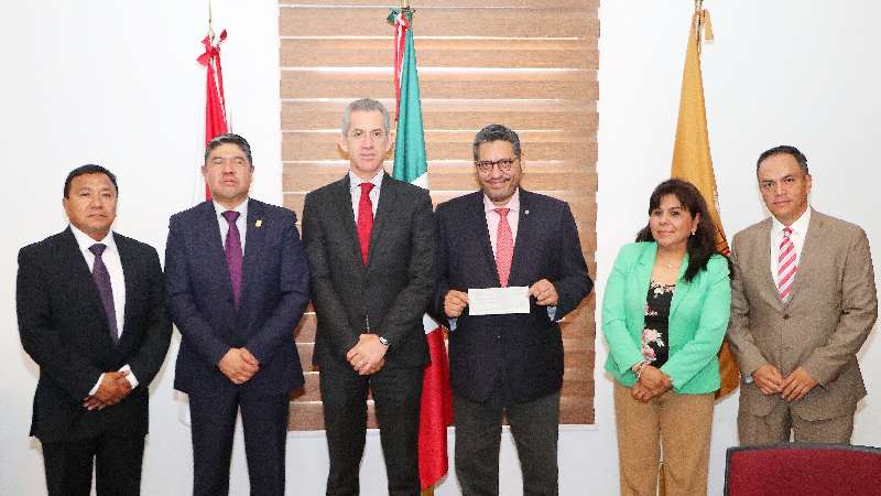 Recibe la UATx becas por parte de banco Santander