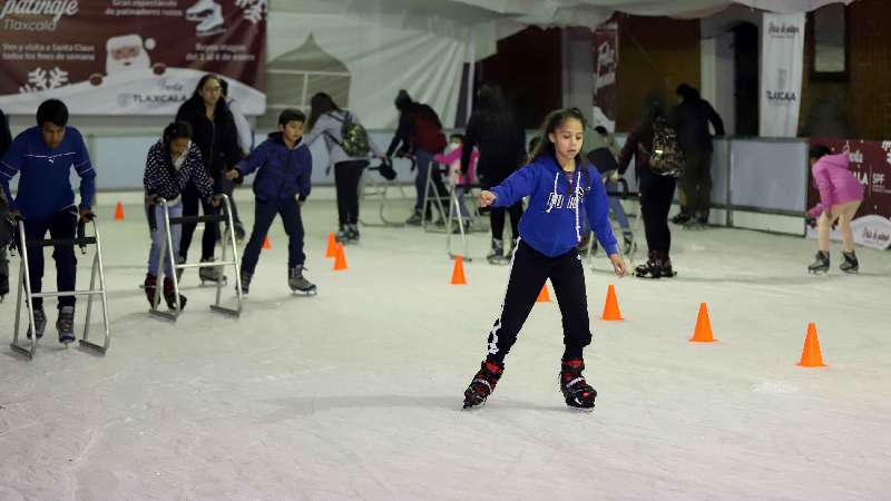 Invita gobierno a celebrar temporada navideña en pista de hielo