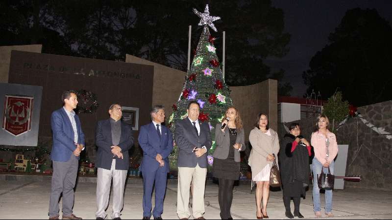 Encienden árbol navideño en la UAT