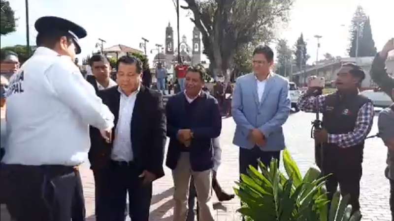 Teolocholco hace entrega de chalecos a elementos de seguridad 