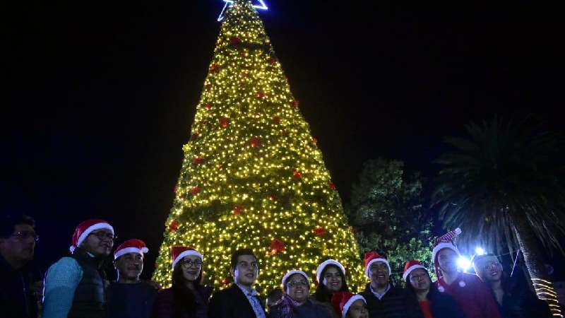 Con monumental árbol de navidad, mágico festival en Zacatelco