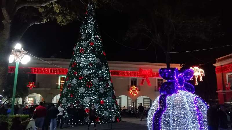 Iluminan las noches de cembrinas en la capital 