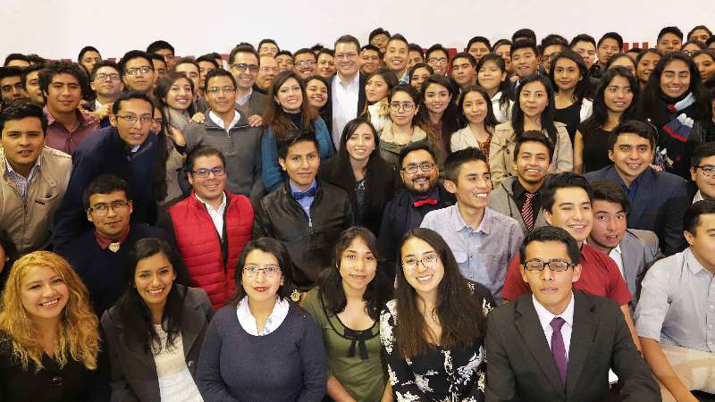 Marco Mena convive con los mejores mil estudiantes de Tlaxcala