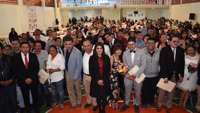 Alcalde de Zacatelco, felicita a parejas que se casaron
