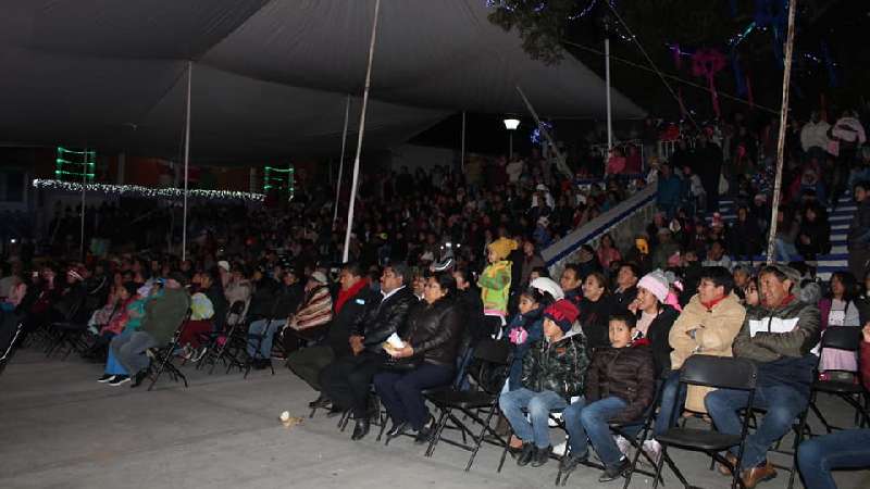 Encendido del árbol navideño en Tocatlán