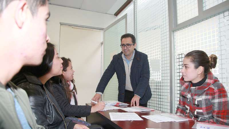 Supervisa MCH entrega de becas y tabletas a 