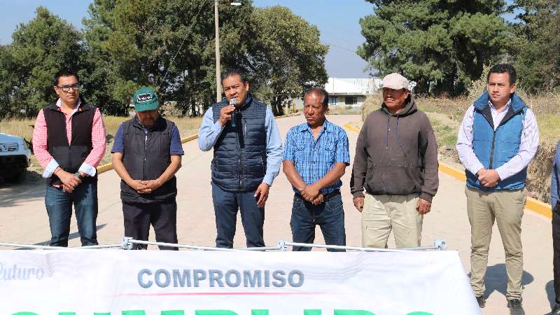 Entrega Héctor Domínguez Rugerio más de 500 m2 de adocreto