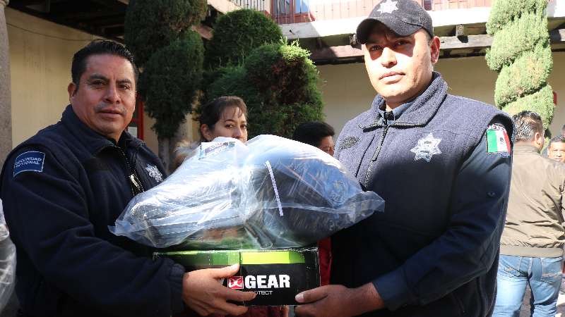 Héctor Domínguez Rugerio entrega 101 uniformes a policías