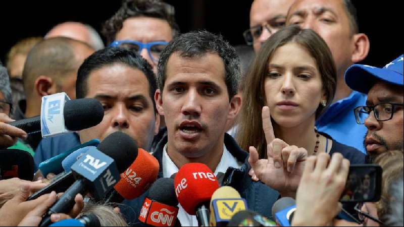 Guaidó redobla la presión para alejar a los militares de Maduro