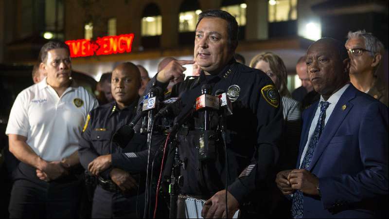 Cuatro policías heridos en un tiroteo en Houston 