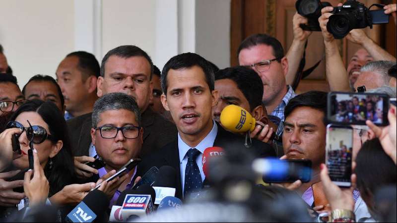 Guaidó moviliza al Parlamento para impulsar la transición 