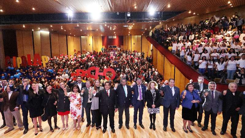 La UATx forma ciudadanos sensibles y propositivos: Rector