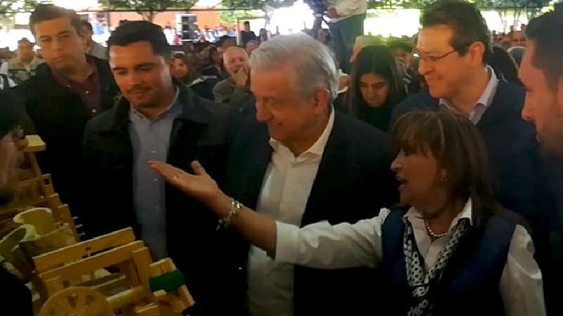 Recibe AMLO bastón de mando y tren de la historia de artesanos