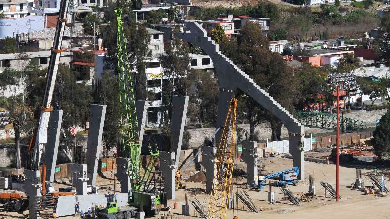 Al 52 por ciento colocación de columnas de graderío de Tlahuicole