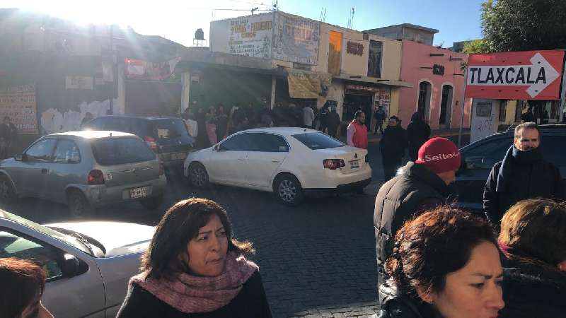 Alcalde de Apetatitlán no paga salarios y se genera caos vial 