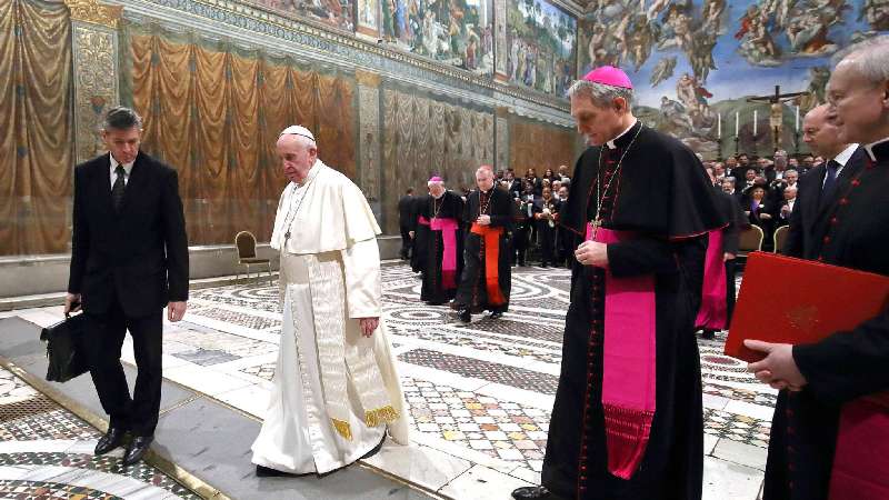 Una crisis vaticana en cuatro actos