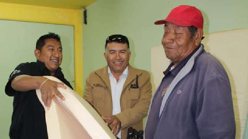 Presidente de Tocatlán entregando apoyos a personas vulnerables