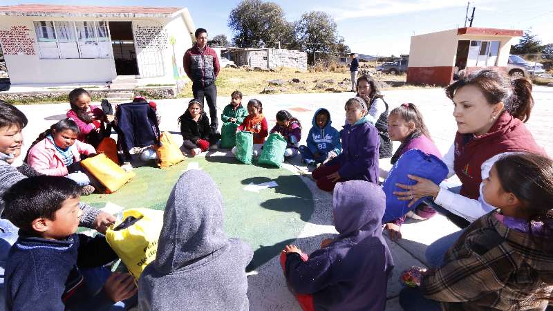 Reciben infantes de Huamantla y Atltzayanca obsequios