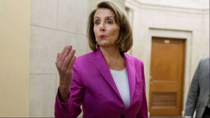 Pelosi pide a Trump aplazar el discurso